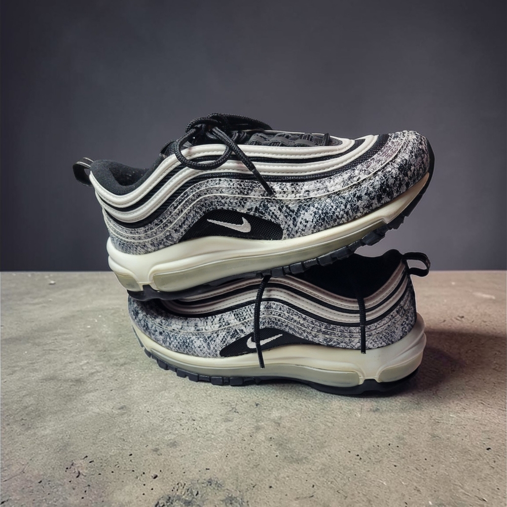 Nike Women's Black and White Athletic Shoes